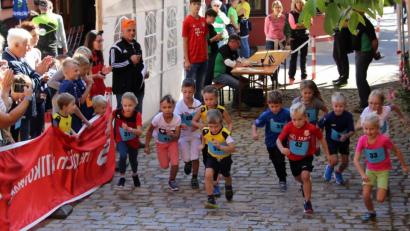 Bild: ds
Vollen sportlichen Ehrgeiz zeigen die Nachwuchsläuferinnen und -läufer beim Start zum Kid's Race.