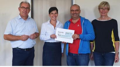 Bild: ws
Insgesamt 4000 Euro haben Ferdinand Lehner (links) und Markus Zant bei ihrer gemeinsamen Geburtstagsfeier gesammelt. 2000 Euro davon erhielt das Kinderheim in Tachov. Im Bild die Spendenübergabe an Heimdirektorin Blanca Smichova (Zweite von links). Mit dabei war auch Gerlinde Weigl von der Bärnauer Initiative "Hilfe für Kinder in Not". Weitere 2000 Euro gingen an das SOS-Kinderdorf in Immenreuth.