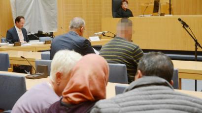 Bild: gsb
Nur wenige Zuhörer "verirren" sich in den Prozess gegen einen 28-jährigen Syrer wegen Totschlags an seiner Frau. Dieses Paar stammt zwar auch aus dem Bürgerkriegsland, ist aber nur interessehalber im Zuhörerraum. Täter und Opfer kannte man nicht. Im Hintergrund links Gutachter Dr. Johannes Schwerdtner.