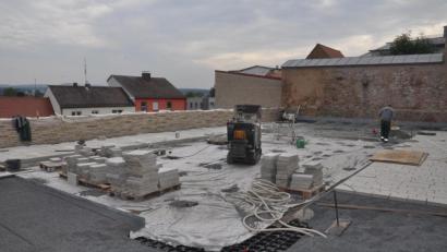Bild: ws
Vor der alten Polizei in Richtung Regensburger Straße überdeckt ein „Stadtbalkon“ die alten Mauerfunde darunter. Die Terrasse bekommt einen Boden mit Granitplatten, denen am Marktplatz ähnlich, sowie mittig eine Grünfläche mit Sitzbänken, Hochbeeten und drei Bäumchen.