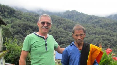 Bild: exb
Erster Sonntag in Zubza: Vor der Kirche begrüßt der Dorfälteste den Helfer aus Deutschland, Hans Rupprecht.