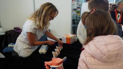 Bild: Bühner
An Hühnereiern wird nachgewiesen, welche positiven Eigenschaften Zahnpasta hat.