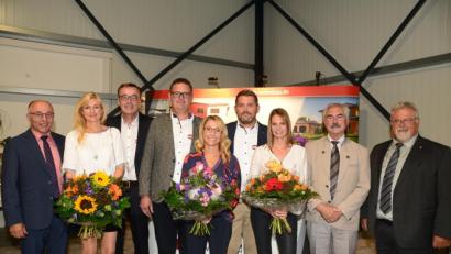 Bild: bey
Stellvertretender Landrat Albert Nickl (links), Pfarrer Arnold Pirner, Bürgermeister Karl-Heinz Preißer (von rechts) freuen sich über den neuen Firmensitz von BKH-Wohnbau mit den Geschäftsführern Peter Braun, Stefan Hader und Stefan Köhler (hintere Reihe, von links).
