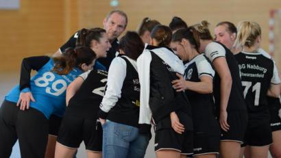 Bild: ham
Die Handballerinnen der HSG Nabburg/Schwarzenfeld von Trainer Karl Söllner gelten nicht nur für die Nachbarn des HV Oberviechtach als Topfavorit auf den Landesliga-Aufstieg.