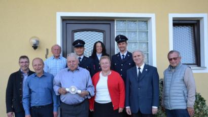 Bild: gi
Erhard Burger (mit Geschenk), eingerahmt von seinen beiden Kindern, feiert seinen 85. Geburtstag. Dazu gratulierten auch die Feuerwehr Burgtreswitz, der Förderverein Schloss Burgtreswitz sowie Pfarrer Josef Most (Zweiter von rechts) und Bürgermeister Hermann Ach (links).