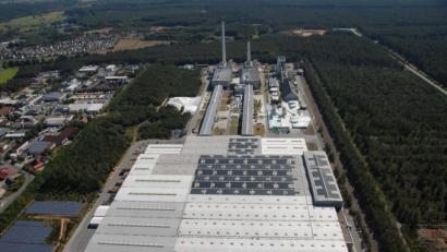 Luftbild: Michael Ascherl 
Auf der Waldfläche rechts des Pilkington-NSG-Werks Weiherhammer könnte schon in wenigen Monaten für einen stattlichen Betriebsteil von Flachglas Wernberg gebaut werden. Zugleich gibt es Überlegungen, die dazwischen vorbeiführende Bahnlinie wieder in Betrieb zu nehmen.