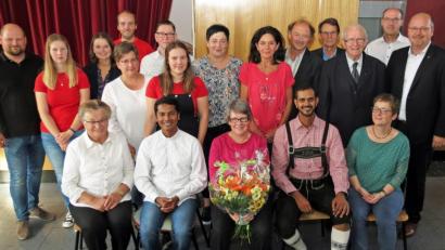 Bild: Dobmeier
Der Dank in der Pfarrversammlung in St. Konrad gilt Pfarrsekretärin Helga Wallbraun (Mitte, sitzend) und allen Ausscheidenden von Dekan Johannes Lukas (stehend, rechts). Neue Mitchristen stehen zum Dienst in der Kirche bereit. Auf Pater Mejo (sitzend, Zweiter von rechts) folgt Pater Tony (sitzend, Zweiter von links) als Pfarrvikar.