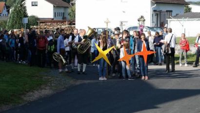 Bild: ads
Rund 160 Fußwallfahrer machten sich aus Schnaittenbach, Kemnath, Sitzambuch und Neuersdorf bei der diesjährigen Sternenwallfahrt nach Holzhammer auf, um dort einen gemeinsamen Gottesdienst zu feiern.