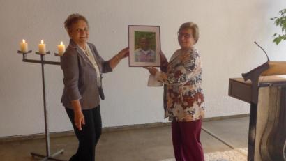 Bild: exb
Eine Spende von 500 Euro übergibt Ilse Stark im Gemeindezentrum Kreuz Christi an Renate Bärnklau vom Arbeitskreis Partnerschaft und Mission.