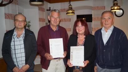 Bild: du
Vorsitzender Herbert Wolf (rechts) und Schatzmeister Stefan Hüfner-Weigel (links) zeichnen Anni Weig für 40 und Johann Stiegler für 15 Jahre Treue zum Obst- und Gartenbauverein Schirmitz aus.