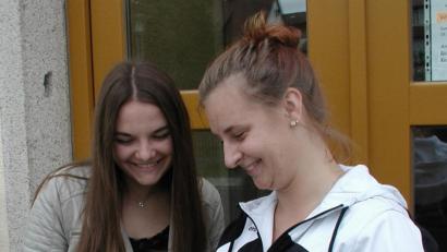 Bild: ld
Zufrieden mit dem abgelaufenen Ferienprogramm zeigen sich Jugendbürgermeisterin Lilli Glowka (links) und Jugendbeauftragte Maria König. Alles auf dem Tablet festgehalten und sofort abrufbar. 113 Kinder und Jugendliche und 26 Betreuer waren aktiv und brachten das Ferienprogramm über die Bühne.