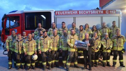 Bild: fz
Einen Teil der neuen 44 Schutzanzüge übergibt Bürgermeister Gerhard Scharl an die Feuerwehr.