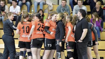 Bild: Hubert Ziegler
Teambesprechung bei den Handballerinnen der HG Amberg mit Co-Trainer Christof Heiduk (rechts) und Trainerin Nadine Pohl (Mitte rechts).


Bild: Ziegler