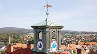 Bild: JOCHEN NEUMANN 
ERBENDORF
Drei neue Zifferblätter samt goldene Zeiger schmücken das Türmchen auf dem ehemaligen Amtsgerichtsgebäude. Im Hintergrund der Naabberg und der Steinwald.