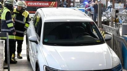 Bild: dpa
München: Zwei Urlauber fuhren mit ihrem Auto am Donnerstag in den Treppenabgang, wie die Feuerwehr mitteilte.