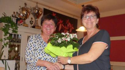 Bild: rn
Mit Blumenduft endet beim Obst- und Gartenbauverein eine Reise mit Petra Stark (rechts) in die Welt der Naturkosmetik. Irmgard Lingl dankte ihr für ihren besonderen Vortrag mit Blumen.