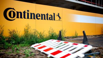 Bild: Hauke-Christian Dittrich/dpa
Der Autozulieferer und Reifenhersteller Continental will sich mit einem weitreichenden Umbauprogramm gegen die aufziehende Branchenkrise stemmen.