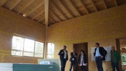 Bild: bl
Der Turnraum im neuen Kindergarten beeindruckt schon in der Bauphase durch seine Deckenkonstruktion aus massiven Holzbalken. Architekt Christian Schönberger, Kirchenpfleger Peter Scharnagl, Bürgermeisterin Birgit Höcherl, Pfarrer Wolfgang Dietz und Hans Mösbauer von der Kirchenverwaltung (von links) sind stolz auf den Neubau, der aktuellen Erfordernissen Rechnung trägt..