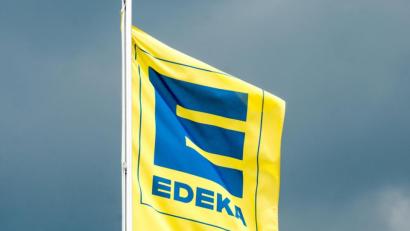 Bild: Armin Weigel
Eine Fahne mit dem Logo von Edeka ist zu sehen.