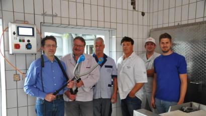 Bild: ak
Hermann Malzer aus Konnersreuth (von links), Toni Landgraf aus Tirschenreuth, Stefan Hecht von der Metzgerei Rubenbauer in Ebnath, Herbert Thiem aus Kulmain, Metzger Hans Braun aus Kulmain und Armin Stegmaier von der Firma Eberle präsentierten das neu installierte Betäubungsgerät.