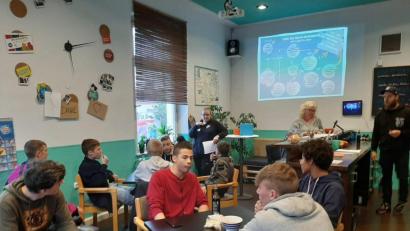 Bild: Cornelia Aschenbach
Guten Zuspruch findet die Wahlveranstaltung im Café des Jugendzentrums Hängematte.