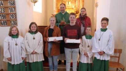 Bild: ral
Im Gottesdienst wurden die beiden neuen Ministranten Mila Kremer und Lea Schanderl (links) aufgenommen. Leonie Hölzl und Korbinian Luber (Mitte) erhielten Abschiedsgeschenke. Mit im Bild Sebastian Stümpfl und Oberministrant Johannes Lautenschlager sowie Pfarrer Gerhard Wagner und Betreuerein Maria Delling.