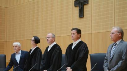 Bild: Gabi Schönberger
Die Schwurgerichtskammer am Landgericht Weiden unter Vorsitz von Richter Gerhard Heindl (Mitte, daneben die Richter Dr. Franziska Stegmair und Matthias Bauer sowie zwei Schöffen) verhängt sechs Jahre.