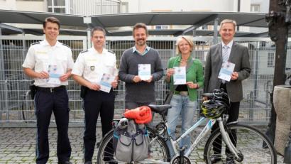 Bild: Susanne Schwab
Sie wünschen sich eine schöne und unfallfreie Fahrradtour um die Amberger Altstadt (von links.): Polizeipressesprecher Achim Kuchenbecker, der Leiter der Polizeiinspektion Amberg Thomas Lachner, Professor Martin Frey und Gerlinde Köder von Critical Mass Amberg sowie Bernhard Mitko, Leiter des städtischen Referats für Recht, Umwelt und Personal.