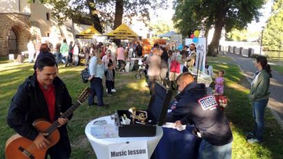 Bild: mor
Beim „Meet and Greet“ im Stadtpark stellen örtliche Vereine und US-Organisationen ihr Angebot den amerikanischen Mitbürger vor.