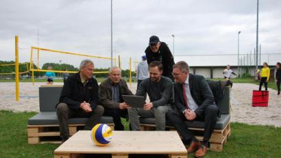 Bild: gsp
Christian Hummel (Mitte) zeigt Thomas Groha, Norbert Fischer, Roy Nanka und Oberbürgermeister Michael Cerny (von links) seine Ideen zur Gestaltung des Beachvolleyball-Areals