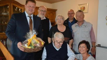 Bild: jr
Wolfgang Ellmauer (vorne, Mitte) feierte seinen 80. Geburtstag. Es gratulierten neben Ehefrau Lidwina (stehend, Mitte) auch Schwägerin Michaela (vorne rechts), Zweiter Bürgermeister Stefan Grillmeier und Stadtpfarrer Anton Witt (stehend, von links) sowie Manfred Heinrich und Wolfgang Pilz (stehend, von rechts) von der Siedlergemeinschaft Mitterteich.