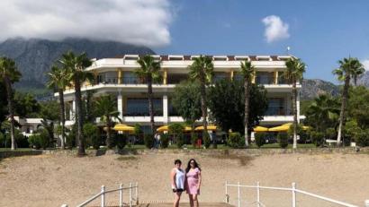 Bild: Privat
Heike Suchanek und Martina Grillmeier aus Waldsassen vor ihrem Hotel in der Türkei.