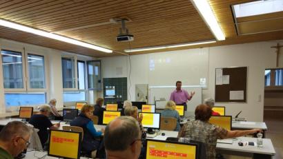 Bild: exb
Jürgen Blumberg (hinten) gab Senioren Einblicke in die Welt von Computer, Smartphone und Co.