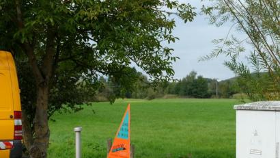 Bild: ohr
Die Gemeinde Stulln errichtet auf dem gemeindeeigenen Grundstück im Bereich des rechten Hüttenbachufers gegenüber dem Friseursalon Haubelt einen Sirenenmast für die Beschallung des Ortsteils Säulnhof.