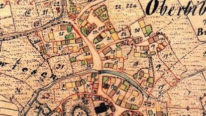 Repro: edo
Deutlich erkennbar sind die Grundrisse der "Veste Bibra" in dem Ausschnitt aus dem Urkataster von 1845. Der "Strahlenkranz" auf der Flurnummer 33 zeigt den Schlossgraben an. Heute befindet sich auf dem Grundstück eine extensiv genutzte Streuobstwiese mit altem Dreiseithof. Doch wie weit sich die Burg tatsächlich erstreckte, bietet noch heute Stoff für Spekulationen. Handelte es sich bei dem kreisförmigen Gebilde oberhalb des Baches um die Grundrisse eines Turmes?