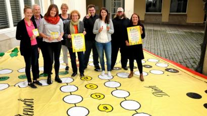 Bild: Stephan Huber
Die Organisatoren der ersten deutschen inklusiven „Mensch ärgere dich nicht“-Meisterschaft um Bürgermeisterin Brigitte Netta (Fünfte von links) stellten ihr Projekt vor.