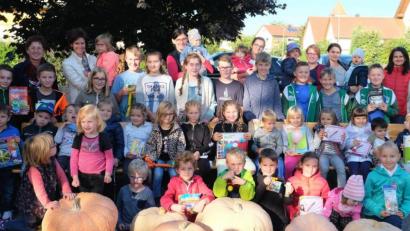 Bild: ohr
Das schwerste Prachtexemplar wog 47,10 Kilogramm. Das Organisationsteam (hinten von rechts) Vorsitzender Hubert Obermeier und Alexandra Sastalla sowie Rita Schatz (hinten links) freuen sich über das begeisterte Mitmachen der 50 Mädchen und Buben.