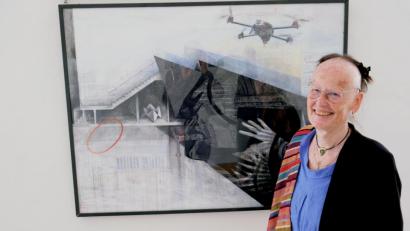 Bild: do
Alte Architekturpläne mit rätselhaften Linien bilden die Grundlage für die Collagen der Münchner Künstlerin Gabriele Stolz, die sie aus Zeichnungen und Malerei kombiniert. Für ihre Arbeiten hat Gabriele Stolz schon viele Auszeichnungen erhalten.