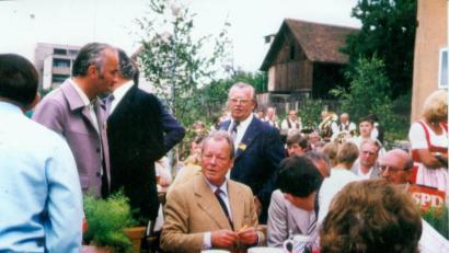 Repro: njn
1977 besucht Willy Brandt die Steinwaldstadt. Die Erbendorfer Genossen feiern an der Stadthalle. Links im Bild: der damalige SPD-Ortsvereinsvorsitzende Franz Bauer senior.