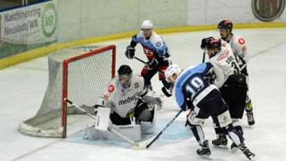 Bild: gb
Mit der schweren Partie bei den Starbulls Rosenheim starten die Blue Devils am Freitag in die neue Oberliga-Saison. Zum ersten Heimspiel empfangen die Weidener am Sonntag um 18.30 Uhr den Höchstadter EC (Szene aus der vergangenen Saison).