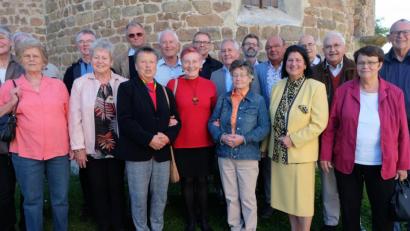 Bild: ohr
Seit dem 50. Geburtstag kommt der Jahrgang 1944 der Volksschule Nabburg regelmäßig im Fünfjahrestakt zu Klassentreffen zusammen. Heuer finden sich die 75-Jährigen im Brotzeitstüberl zu Perschen ein. Nach der Führung durchs Museum und der Kirche St. Peter und Paul stellen sich die Teilnehmer/innen mit Organisatorin Maria Näßl (Fünfte von rechts) an der Nordseite des Karners zum Erinnerungsfoto.