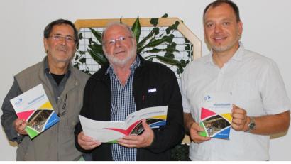 Bild: Irlbacher/exb
Das KEB-Leitungsteam bei der Programmvorstellung: die Bildungsrefernten Christian Irlbacher (rechts) und Johann Bauer (links) mit Vorsitzendem Sebastian Sonntag.