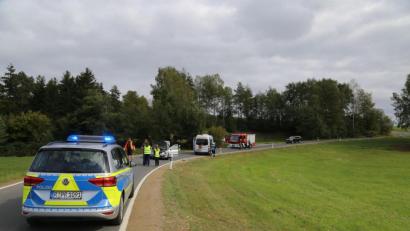 Bild: rw
Der Unfall zwischen Pressath und Friedersreuth ging für alle Beteiligten noch einmal ohne Verletzungen ab. Weder der Schulbusfahrer noch die Schülerin oder der Fahrer des beteiligten Personenwagens trugen Blessuren davon.