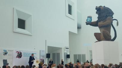 Bild: Hanna Gibbs
Vor 400 Gästen eröffnete Markus Söder die Bayerische Landesausstellung. Für den Ministerpräsidenten ist die neue Schau in Regensburg Genuss und Auftrag gleichermaßen.