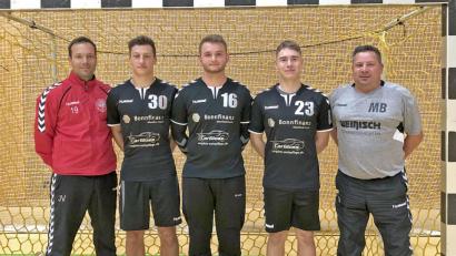 Bild: Günter Uschold (gud)
Die Neuzugänge des HV für die kommende Spielzeit zusammen mit Trainer Jan Vetrovec (links) und Betreuer Mario Baier (rechts): Torwart Tobias Fink (Mitte), Lucas Bindl (Zweiter von rechts) und Jannik Uschold.
