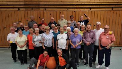 Bild: fppp
Die Teilnehmer der Herzsportgruppe mit Physiotherapeutin Renate Rosner (vorne links), Übungsleiter Rainer Möller (sitzend) sowie Arzt Dr. Gerd Böhm (Dritter von rechts).