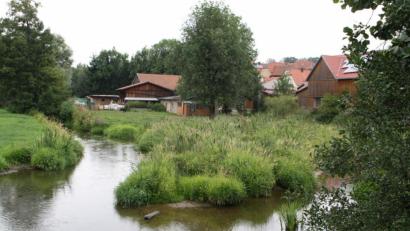 Bild: bjp
Ein Einwohner des Mühlbachviertels wehrte sich gegen die nur mehr geringfügigen Pflegearbeiten des Wasserwirtschaftsamts am Haidenaablauf, weil er eine erhöhte Überschwemmungsgefahr befürchtete. Nun will die Behörde doch prüfen, ob wieder eine umfassendere Bereinigung wie in früheren Jahren stattfinden soll.