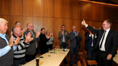 Bild: Stephan Huber
Stehend applaudieren die Delegierten Michael Cerny (rechts) für sein Ergebnis: Die CSU nominierte ihn mit 56 von 56 möglichen Stimmen wieder zum Oberbürgermeister-Kandidaten für die Wahl am 15. März 2020.