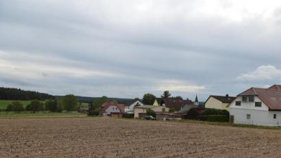 Bild: bk
Bauland gibt es noch in Thansüß. Auf der Rückseite der Häuserzeile Weidener Straße in Richtung Gut Konradinsgrund können weitere sechs Wohnhäuser entstehen.
