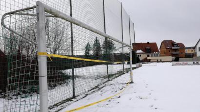 Bild: Wolfgang Steinbacher
Im Moment unterhält die DJK Amberg zwei Fußballplätze (Foto) für eine Mannschaft und eine Vereins-Wirtsstube (Hintergrund) mit nur wenig Gästen. Finanzielle Sorgen belasten den Verein. Ein Ausweg wäre der Zusammenschluss mit den Nachbarn zu einem Sportpark.